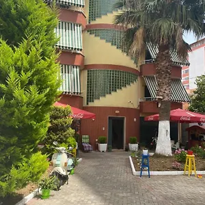 Couette-café 53, Durrës